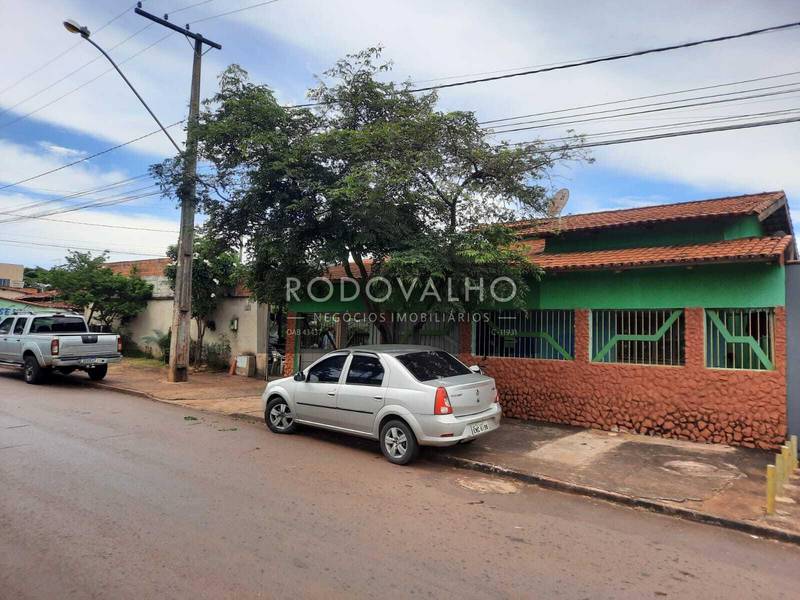 VENDO IMVEL COM 3 QUARTOS DE ESQUINA NA AV. COMERCIAL NO BAIRRO FLORESTA.
