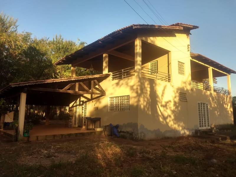 VENDO CHCARA COM 3 QUARTOS, SENDO UMA SUTE, 5.250M AO LADO DA GO-070