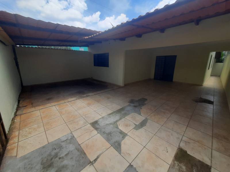 ALUGO CASA COM 3 QUARTOS SENDO UMA SU�TE NO SETOR MARAB�