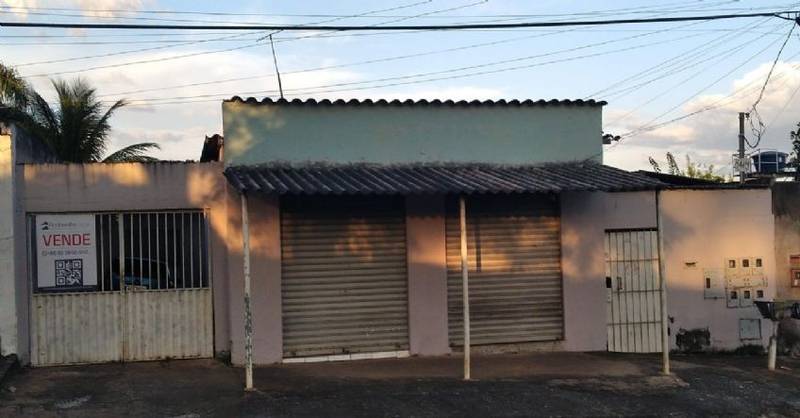 VENDE-SE LOTE COM CONSTRUO DE BARRACES E SALA COMERCIAL - RESIDENCIAL CAMPOS ELS - AP DE GOINI 