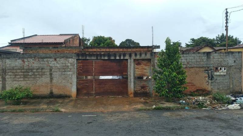 VENDE - SE UMA CASA INACABADA, NA VILA IRANY, PRXIMO A AVENIDA LESTE OESTE.
