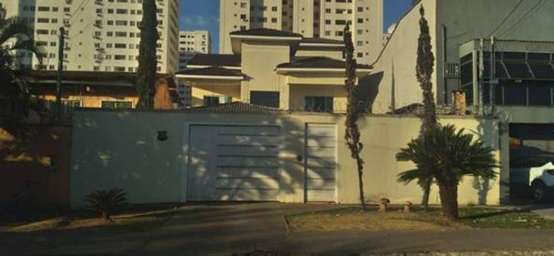 VENDE - SE UM SOBRADO NO SETOR CANDIDA DE MORAIS, EM GOINIA.