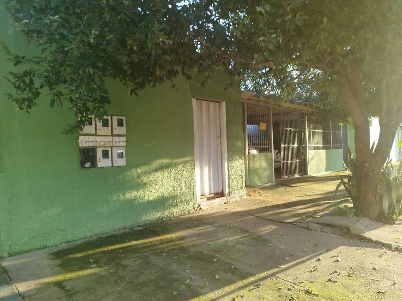 VENDO CASA C/120 M� + 2 BARRAC�ES E UMA QUITINETE AO LADO; TERRENO DE 525 M�, PRQ JO�O BRAZ- GOI�NIA