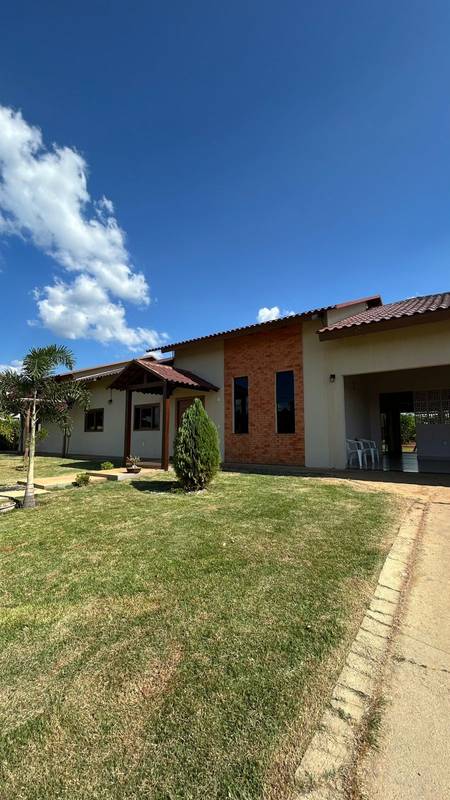ALUGO CASA COM 4 QUARTOS SENDO 1 SU�TE - COND�NIO DE CH�CARAS FLORATA