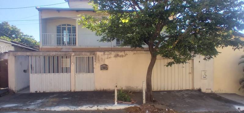 VENDE - SE, UM SOBRADO NO SETOR CAMPINAS, EM GOI�NIA.